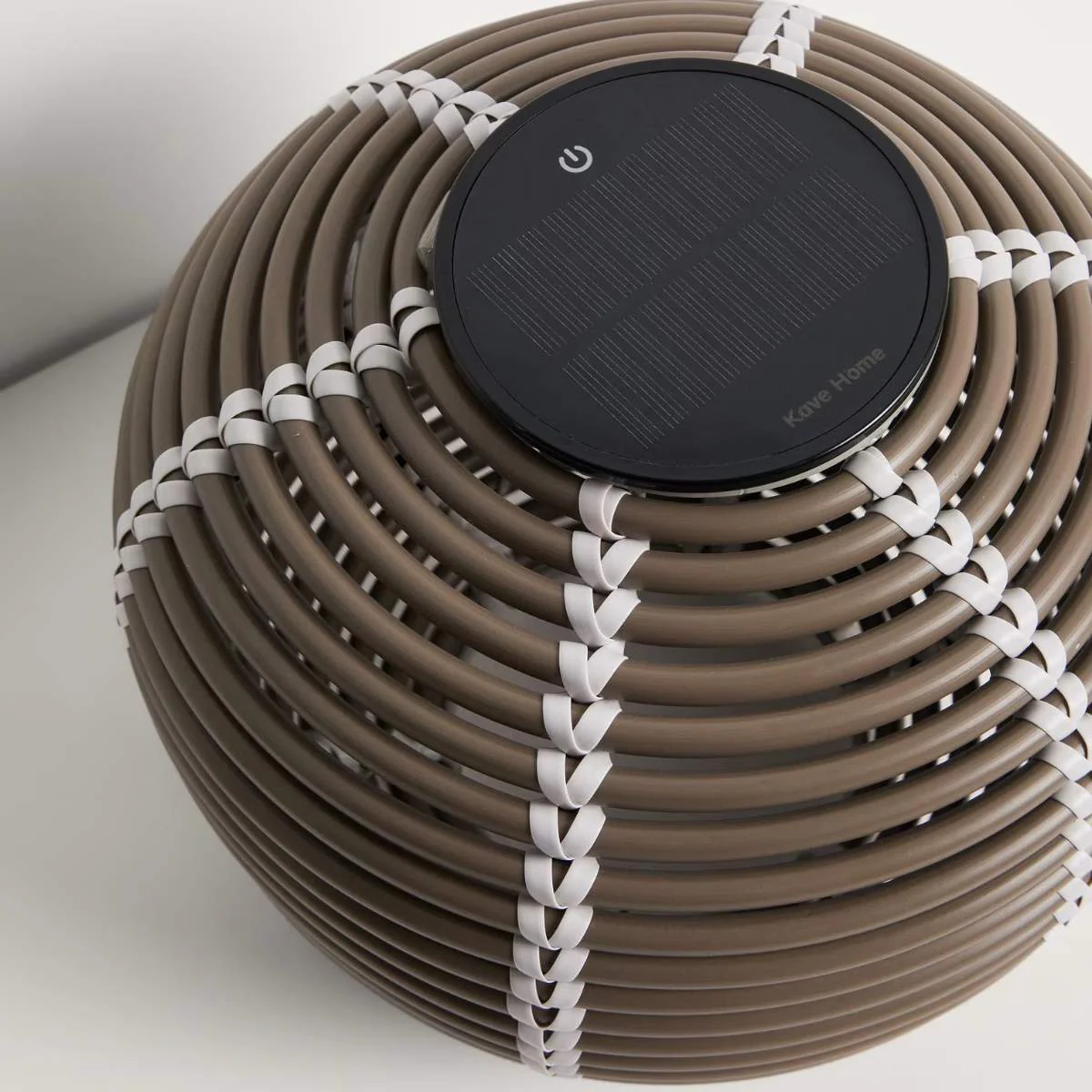 Kave Home Garoina outdoor solar LED table lamp in taupe synthetic rattan Ø25cm - Image 3