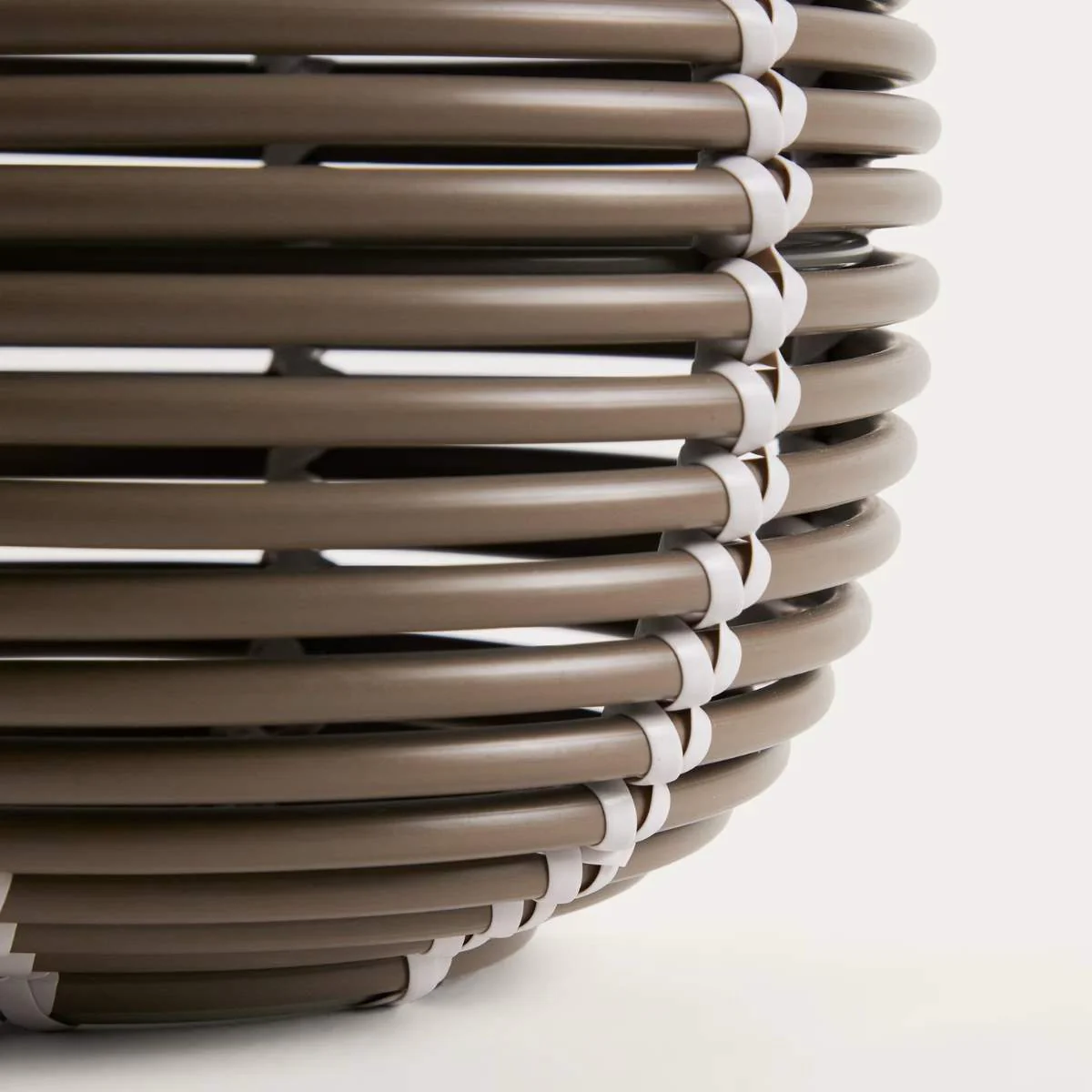 Kave Home Garoina outdoor solar LED table lamp in taupe synthetic rattan Ø25cm - Image 4