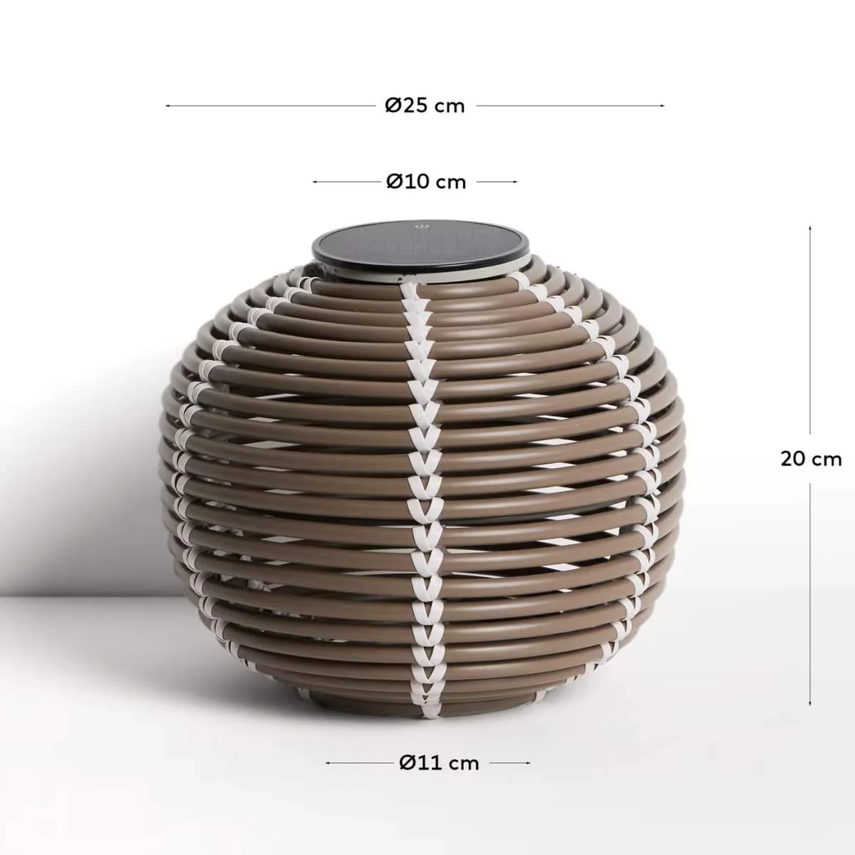 Kave Home Garoina outdoor solar LED table lamp in taupe synthetic rattan Ø25cm - Image 6