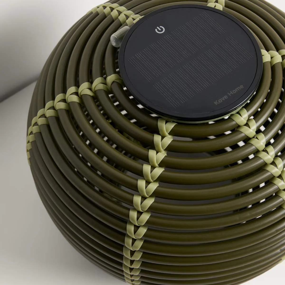 Kave Home Garoina outdoor solar LED table lamp in taupe synthetic rattan Ø25cm - Image 7