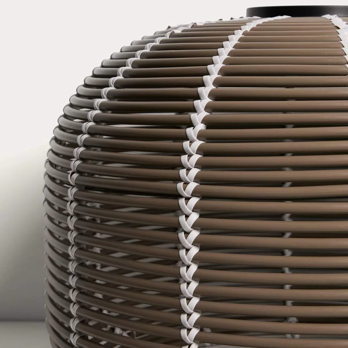 Kave Home Garoina outdoor solar LED table lamp in taupe synthetic rattan Ø50cm - Image 4