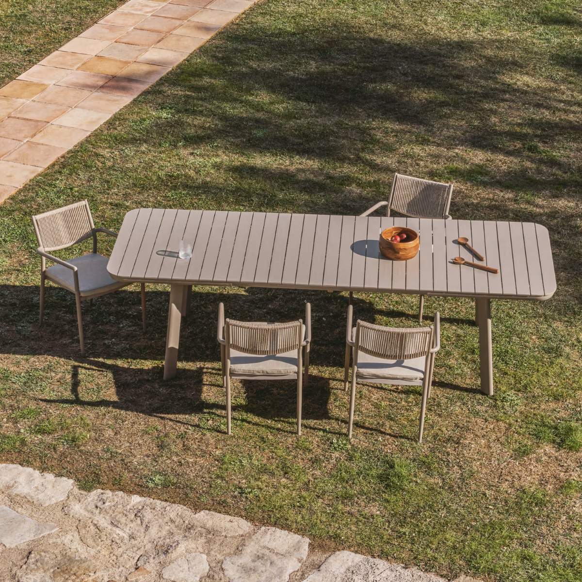 Kave Home Izola extendable outdoor table in aluminium with taupe finish 185 (235) x 100 cm - Image 9