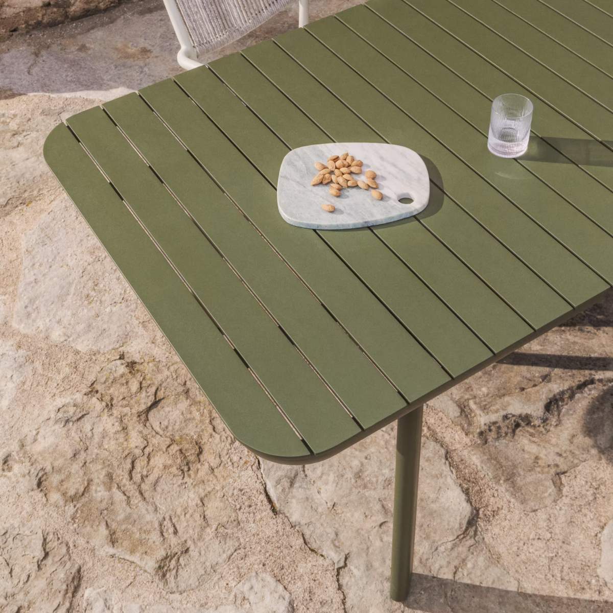 Kave Home Izola extendable outdoor table in aluminium with green finish 220 (280) x 100cm - Image 23