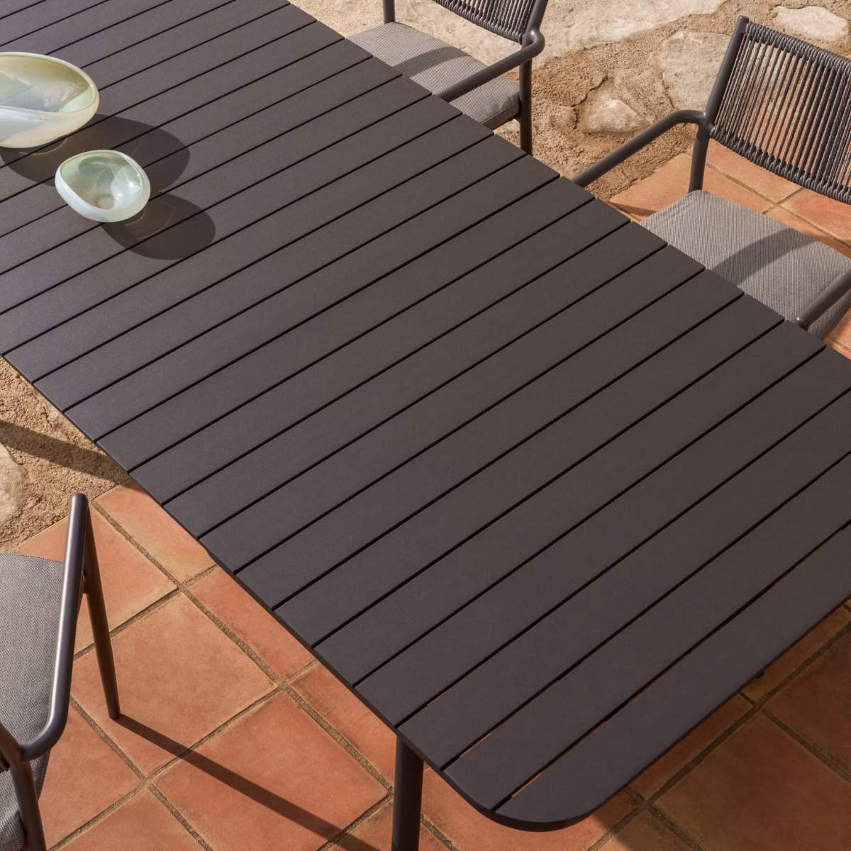Kave Home Izola extendable outdoor table in aluminium with green finish 220 (280) x 100cm - Image 26