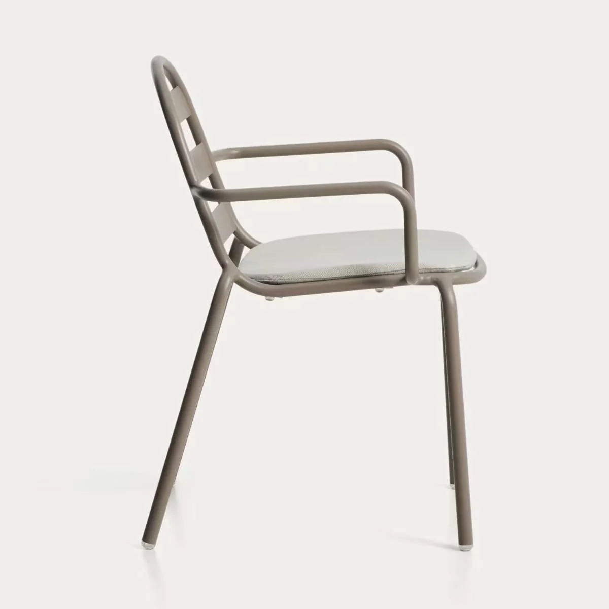 Kave Home Joncols stackable outdoor chair in aluminium with taupe painted finish - Image 3