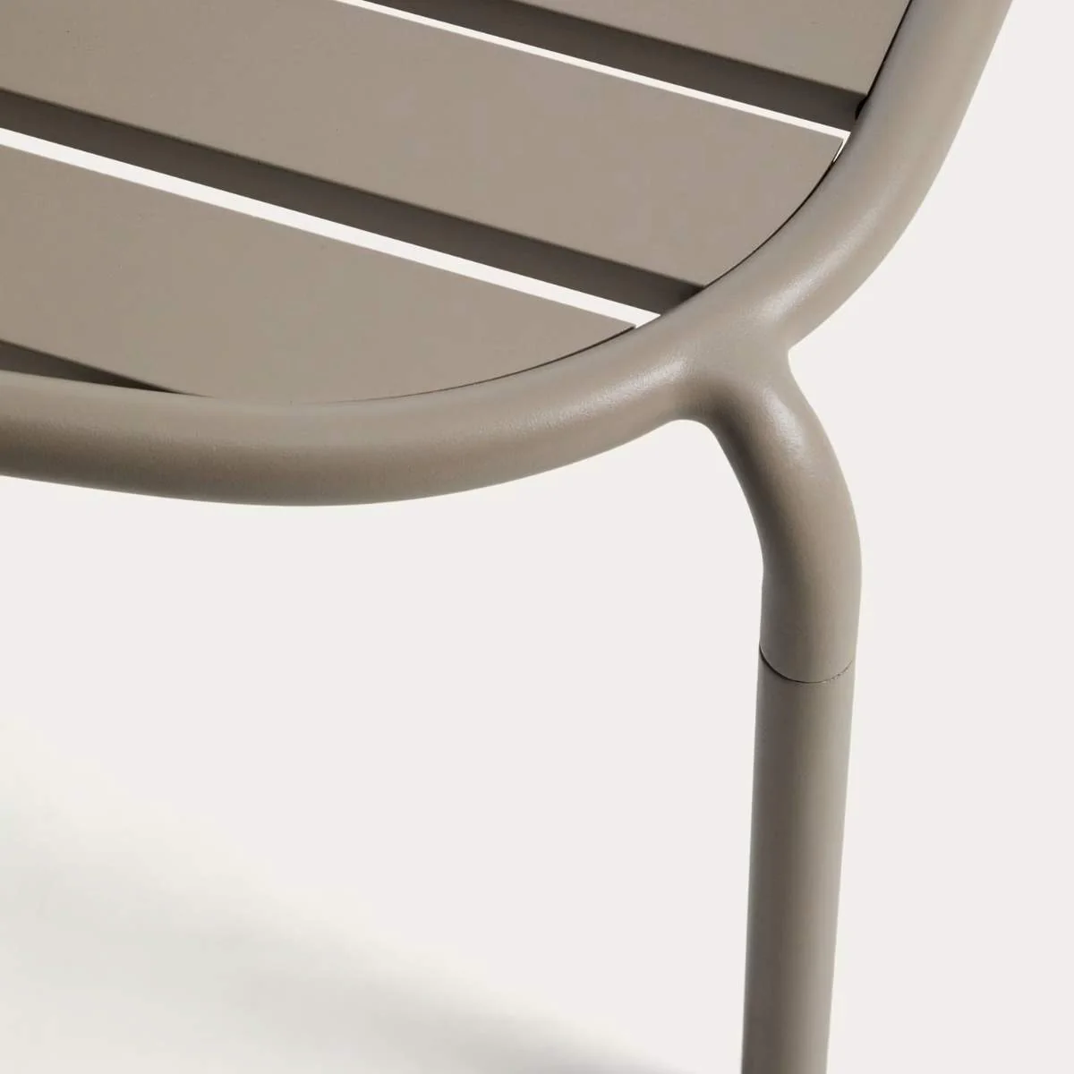 Kave Home Joncols outdoor coffee table in aluminium with taupe painted finish Ø 113 x 65cm - Image 6