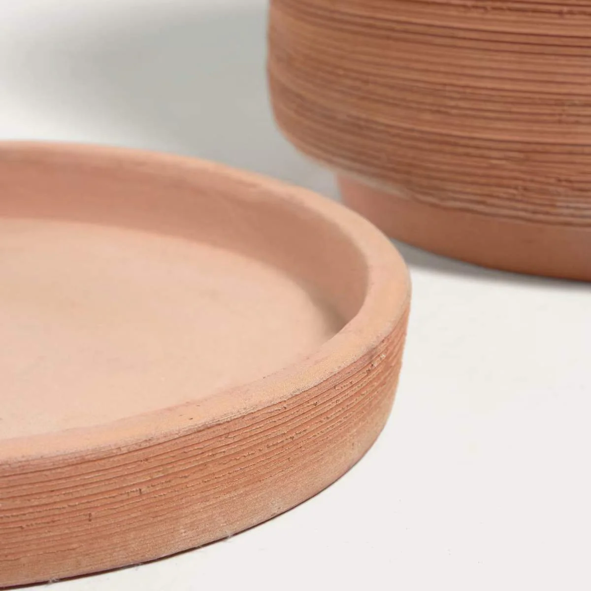 Kave Home Karlina set of 2 terracotta plant pots with dishes, Ø 33 cm / Ø 24 cm - Image 4