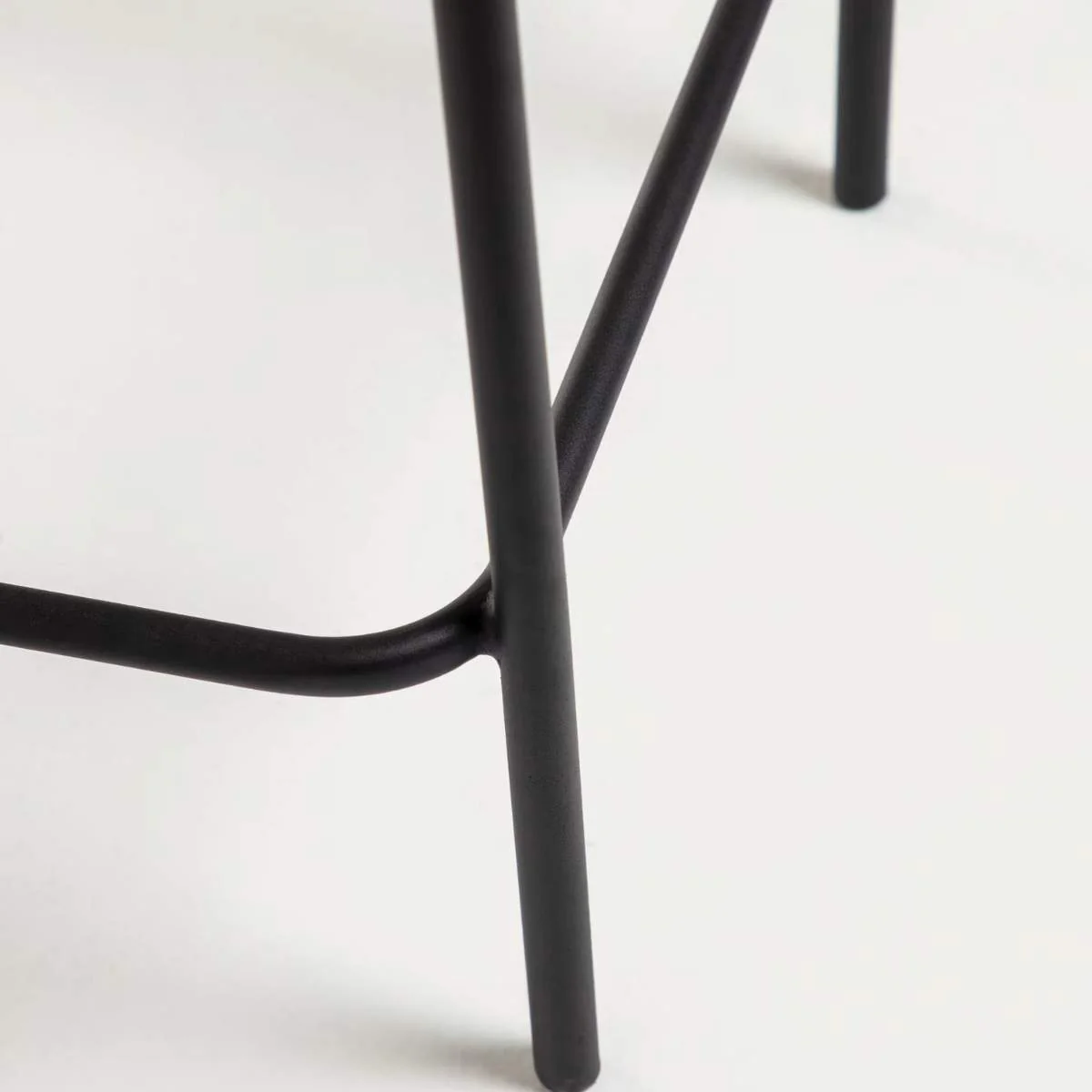 Kave Home Lambton stackable stool in brown rope and black finish steel, 62 cm - Image 6
