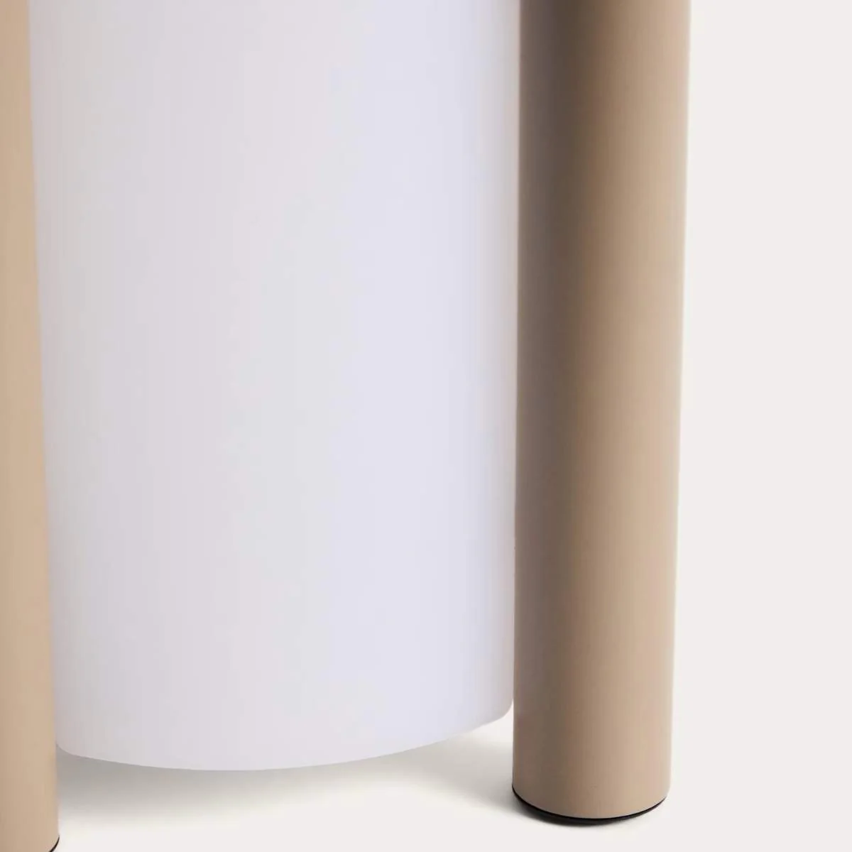 Kave Home Leros small portable table lamp in green polyethylene and steel - Image 13