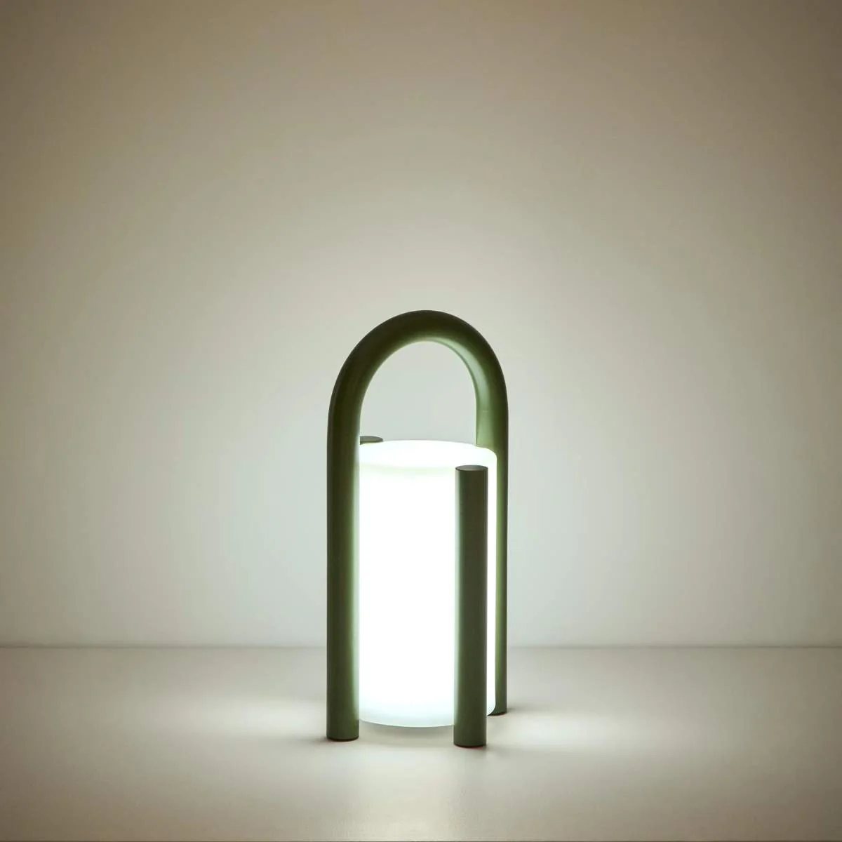 Kave Home Leros small portable table lamp in green polyethylene and steel - Image 17