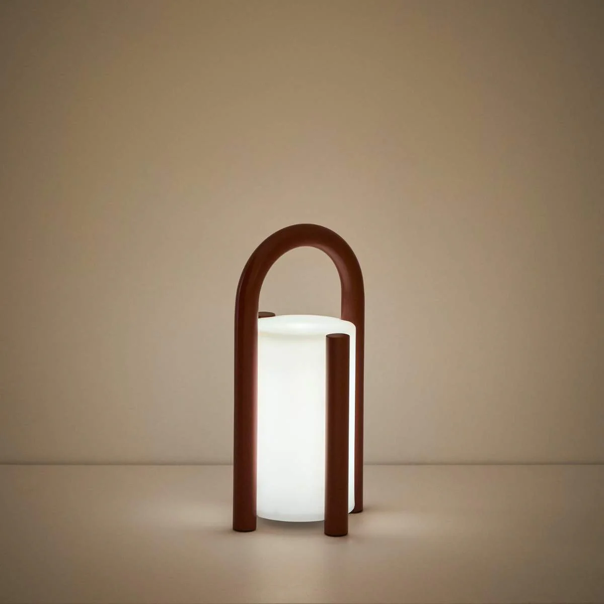 Kave Home Leros small portable table lamp in green polyethylene and steel - Image 25