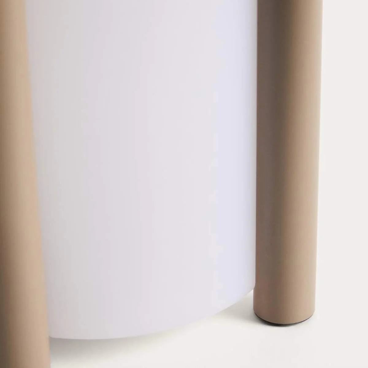 Kave Home Leros large portable table lamp in green polyethylene and steel - Image 13
