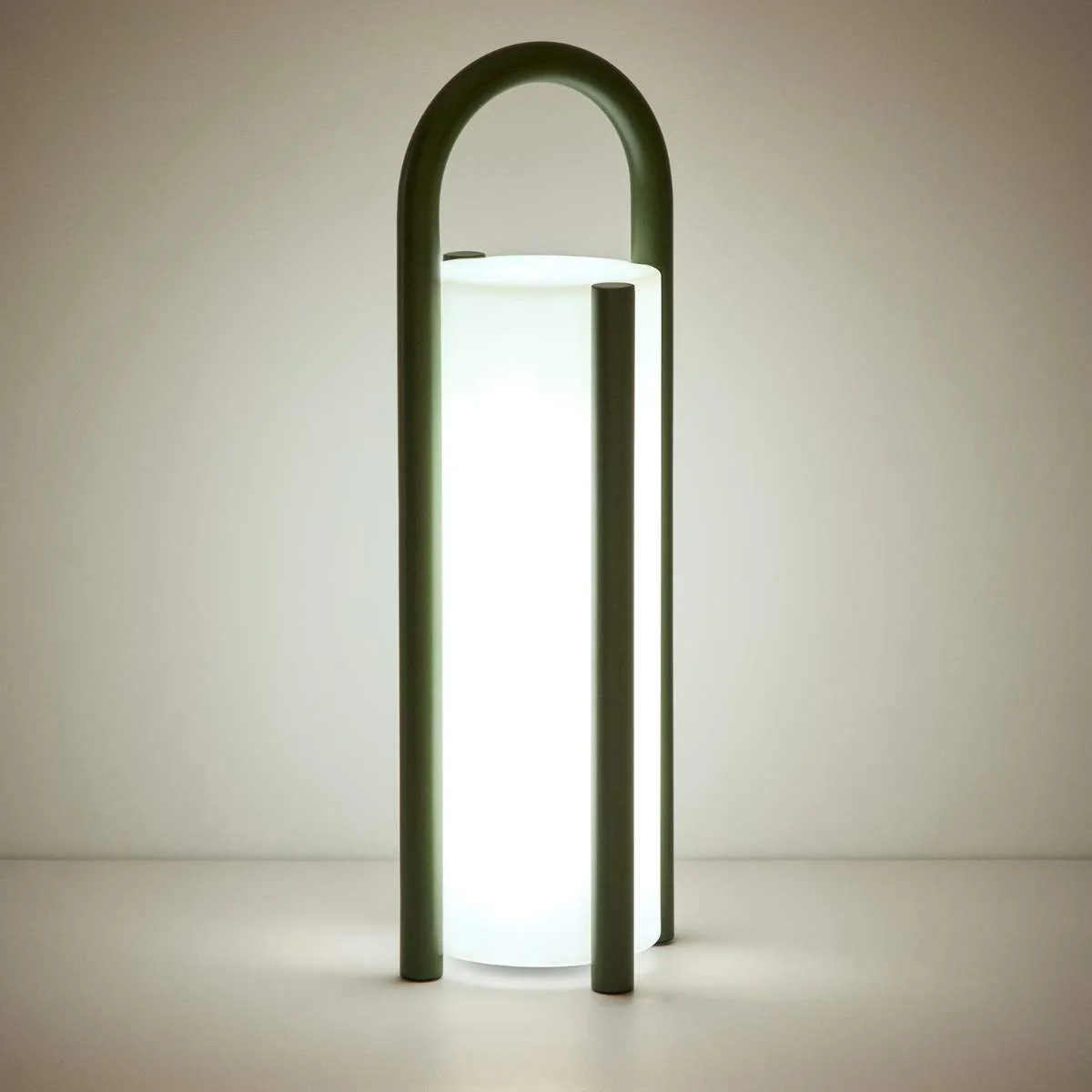 Kave Home Leros large portable table lamp in green polyethylene and steel - Image 16