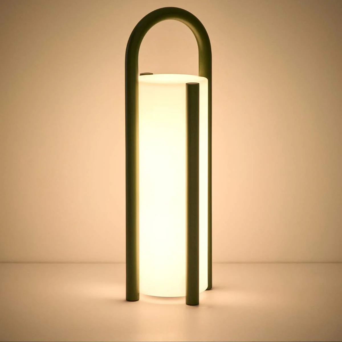 Kave Home Leros large portable table lamp in green polyethylene and steel - Image 18