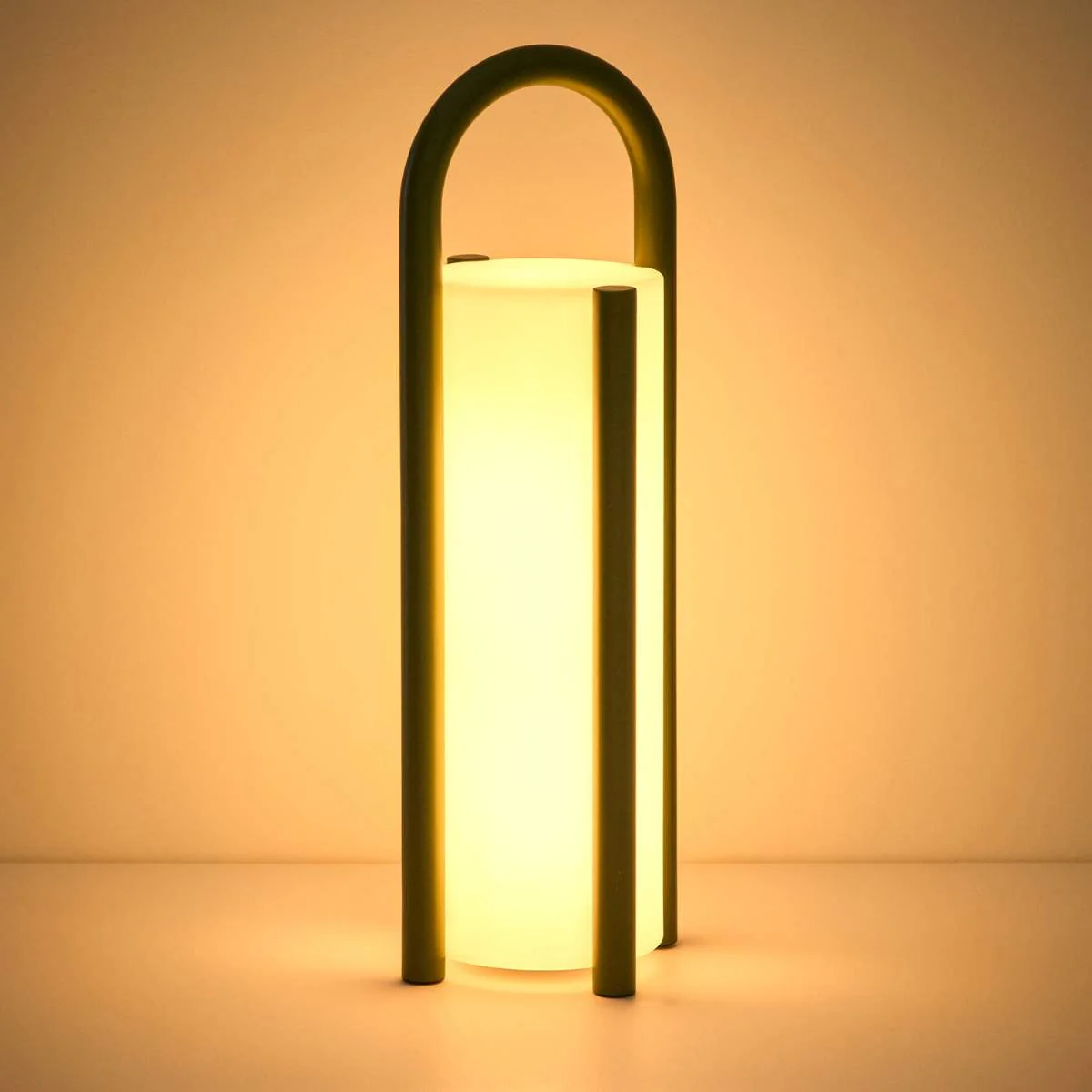 Kave Home Leros large portable table lamp in green polyethylene and steel - Image 20