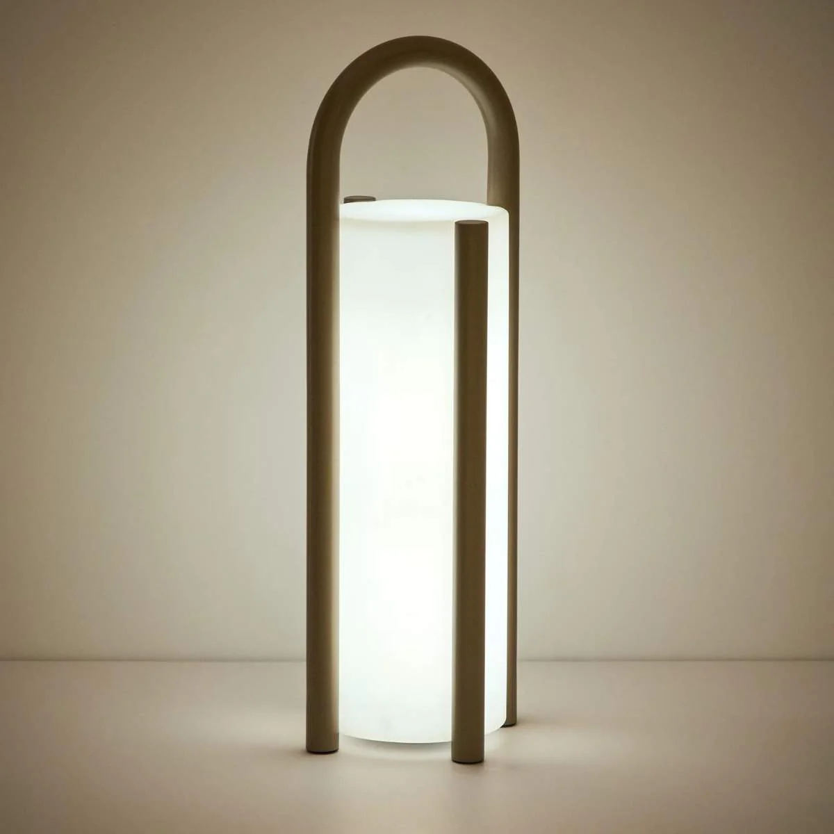 Kave Home Leros large portable table lamp in green polyethylene and steel - Image 30