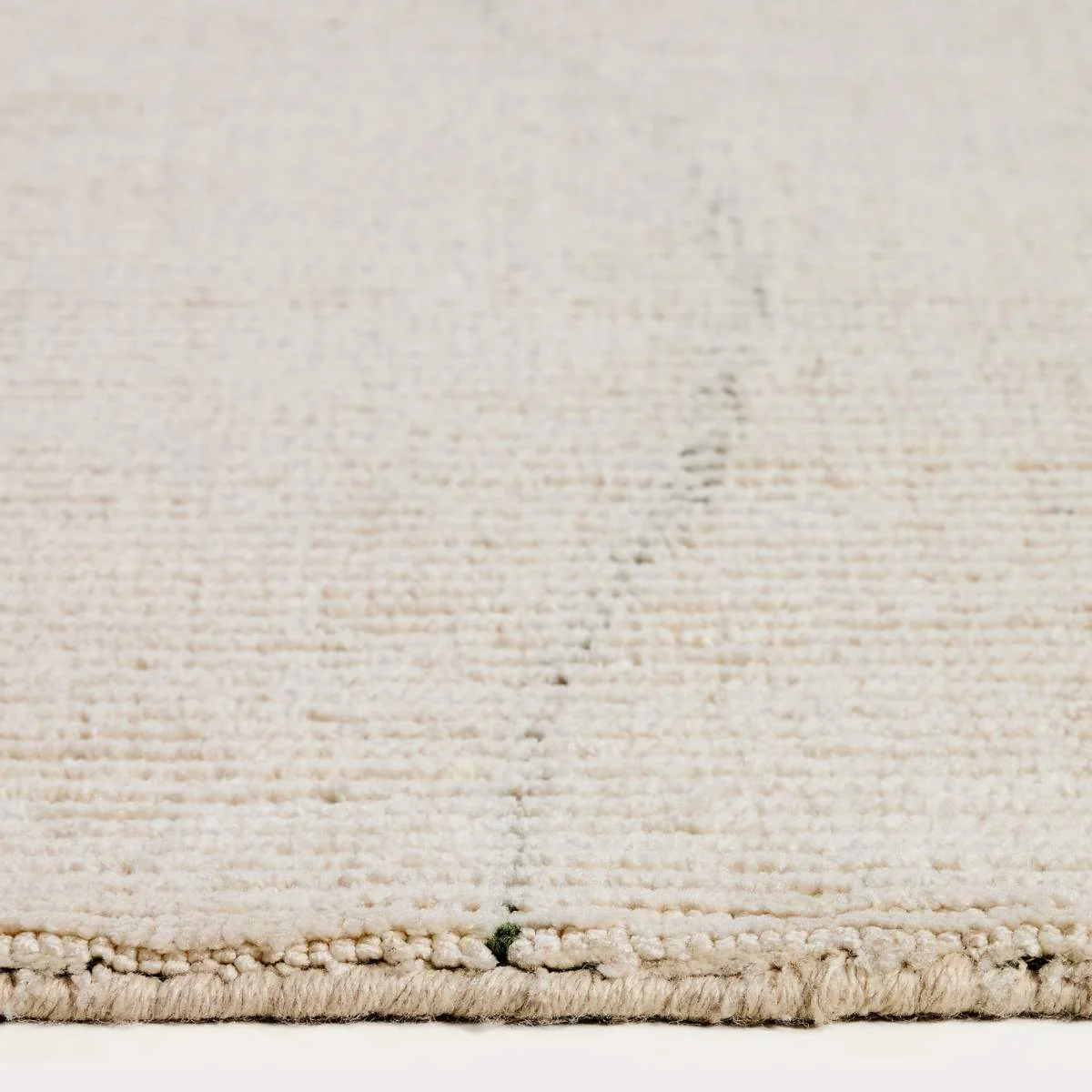 Kave Home Lisdan ecru synthetic fibre rug with green graphic detail 200 x 300cm - Image 3