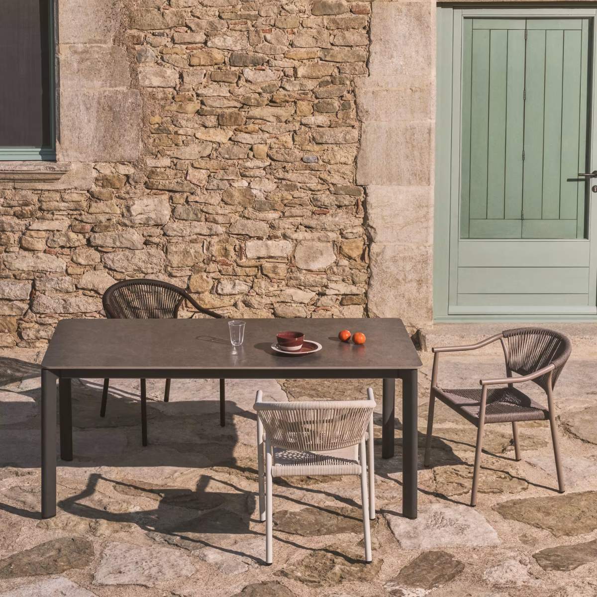Kave Home Livadia stackable outdoor chair in ecru aluminium - Image 41