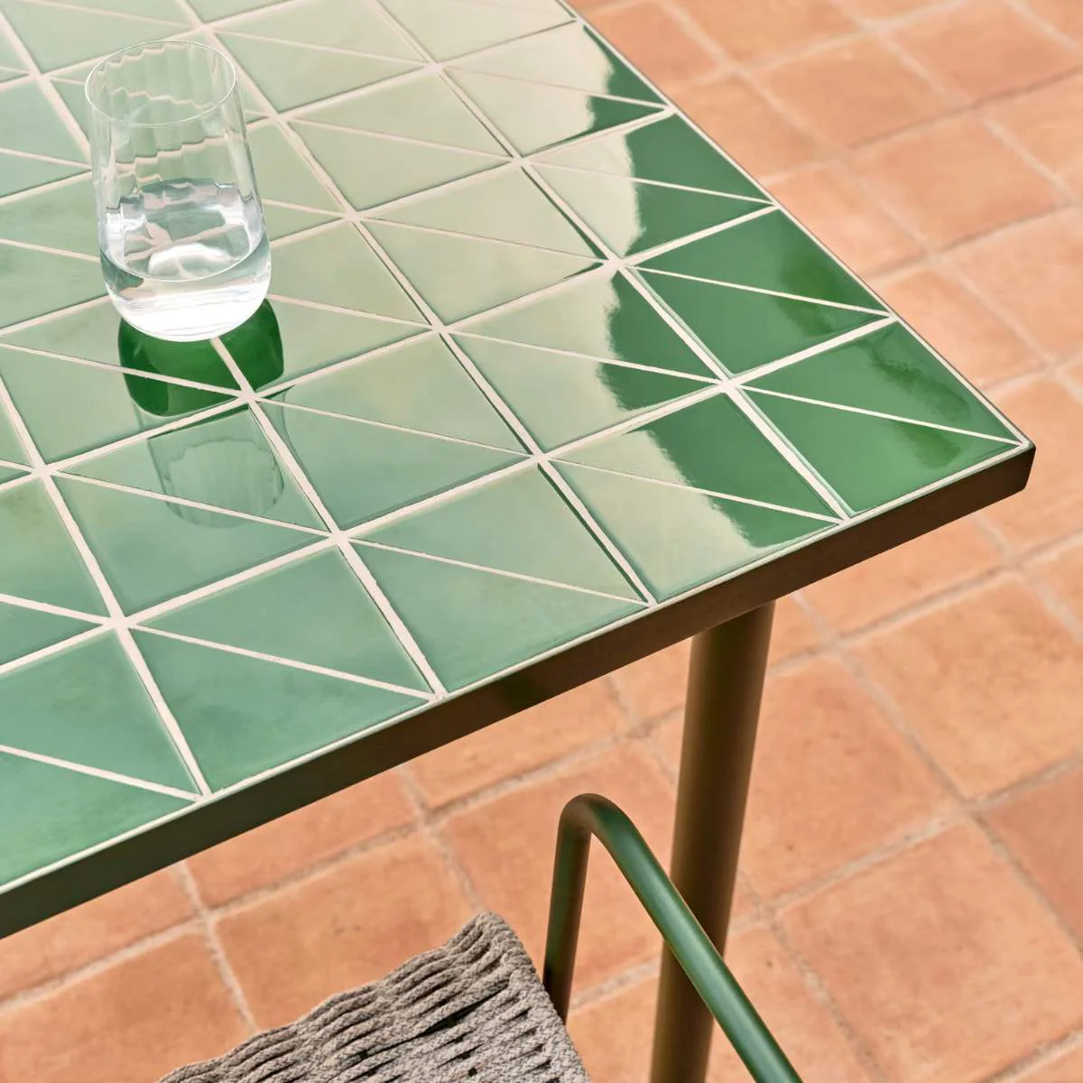 Kave Home Maurina outdoor table in green galvanised steel with ecru-colored tiles 223 x 101cm - Image 16