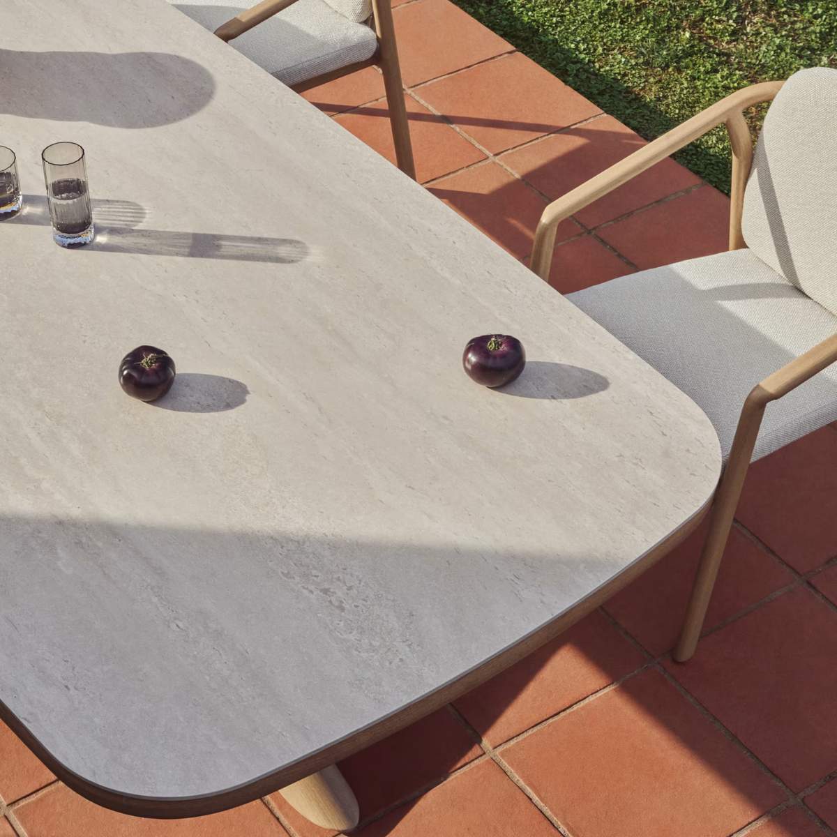 Kave Home Mirtia outdoor table in wood-effect aluminium and ecru sintered stone 240 x 110cm - Image 10