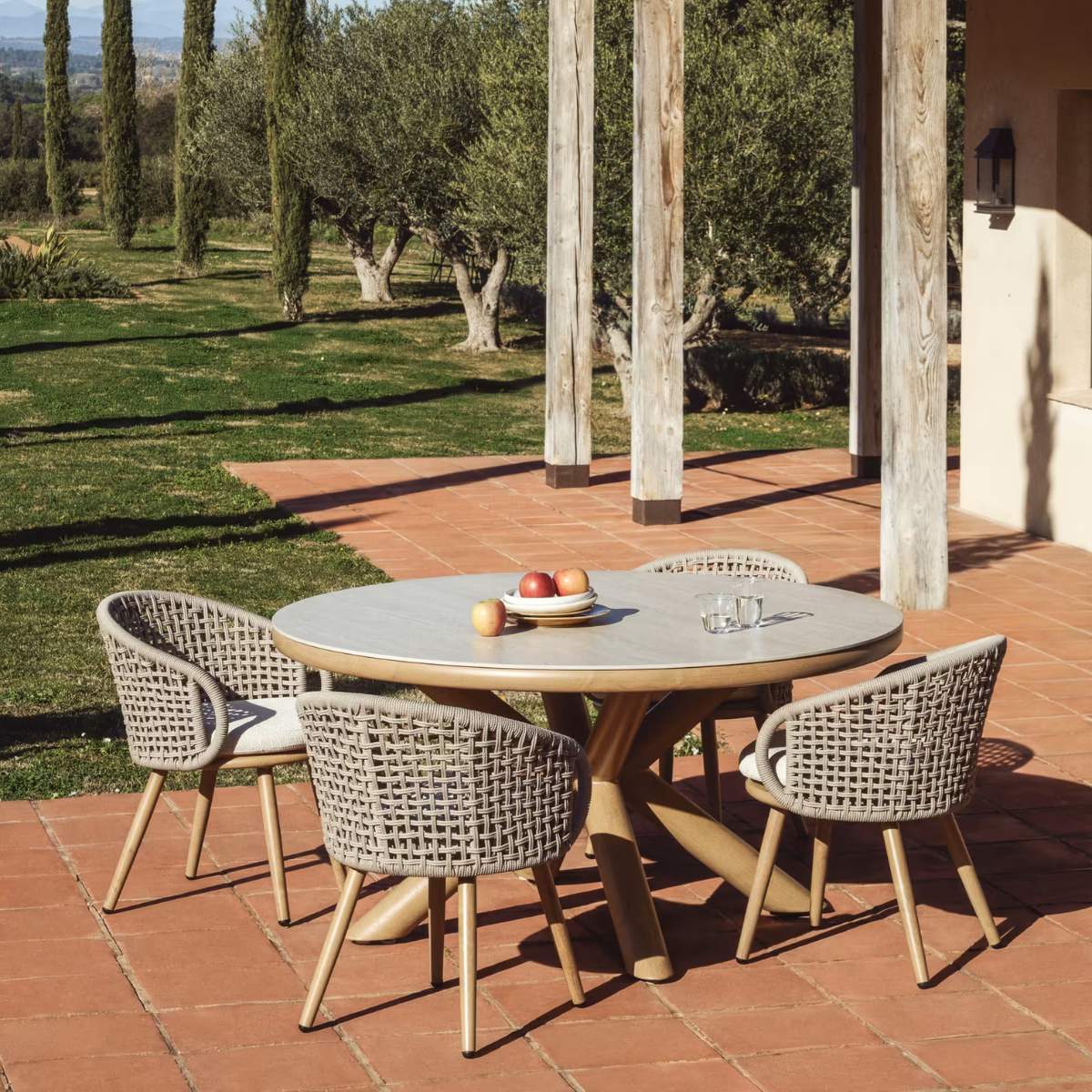 Kave Home Mirtia outdoor table in wood-effect aluminium and ecru sintered stone Ø 148cm - Image 6