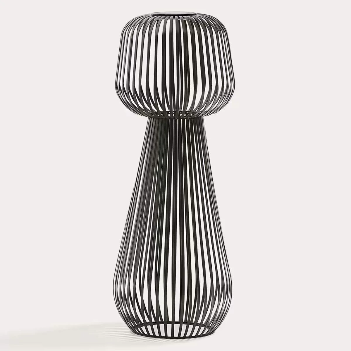 Kave Home Reiba green metal solar floor lamp