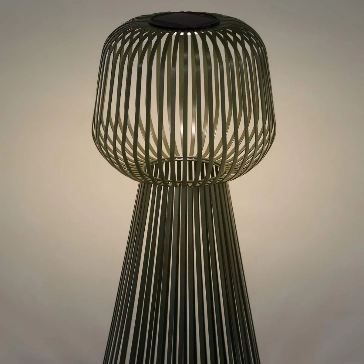 Kave Home Reiba green metal solar floor lamp - Image 12