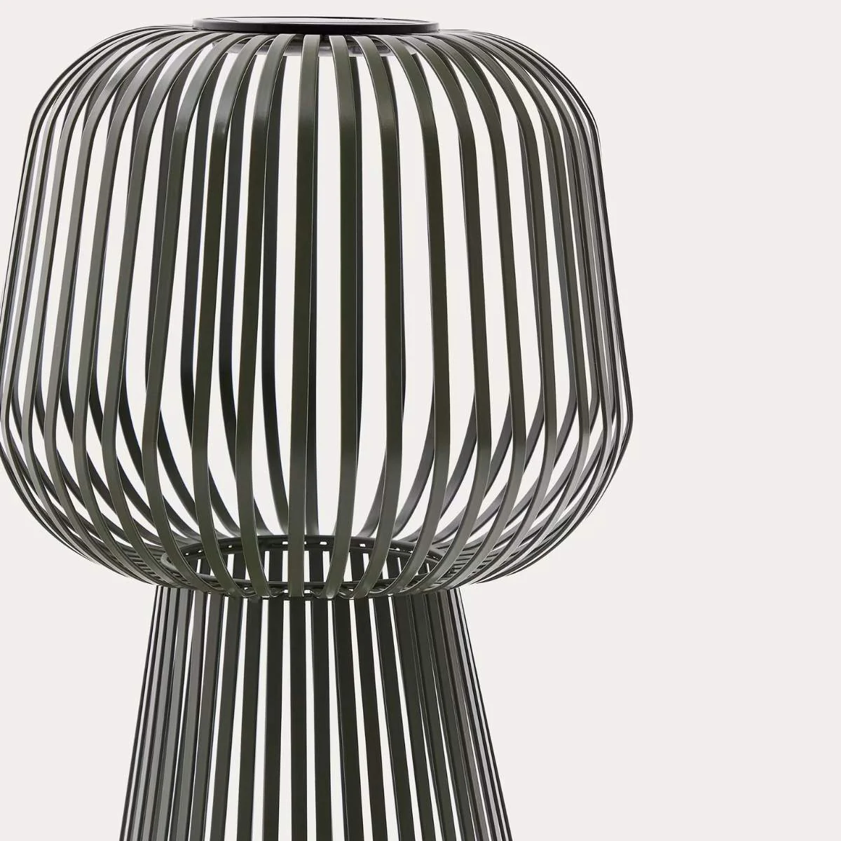 Kave Home Reiba green metal solar floor lamp - Image 3