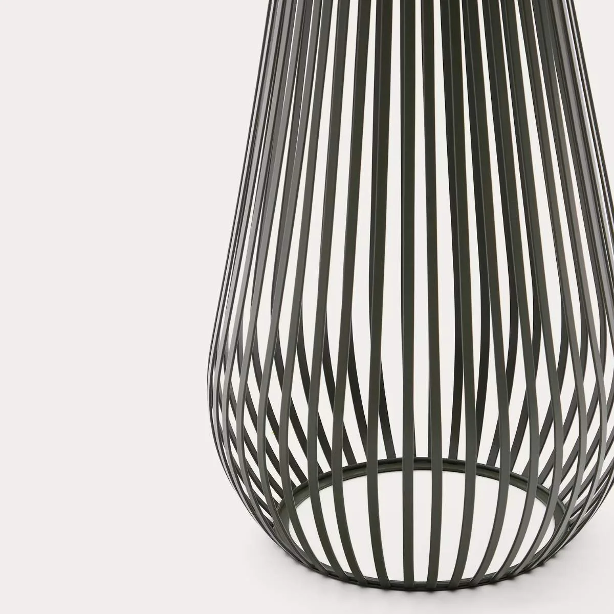 Kave Home Reiba green metal solar floor lamp - Image 5