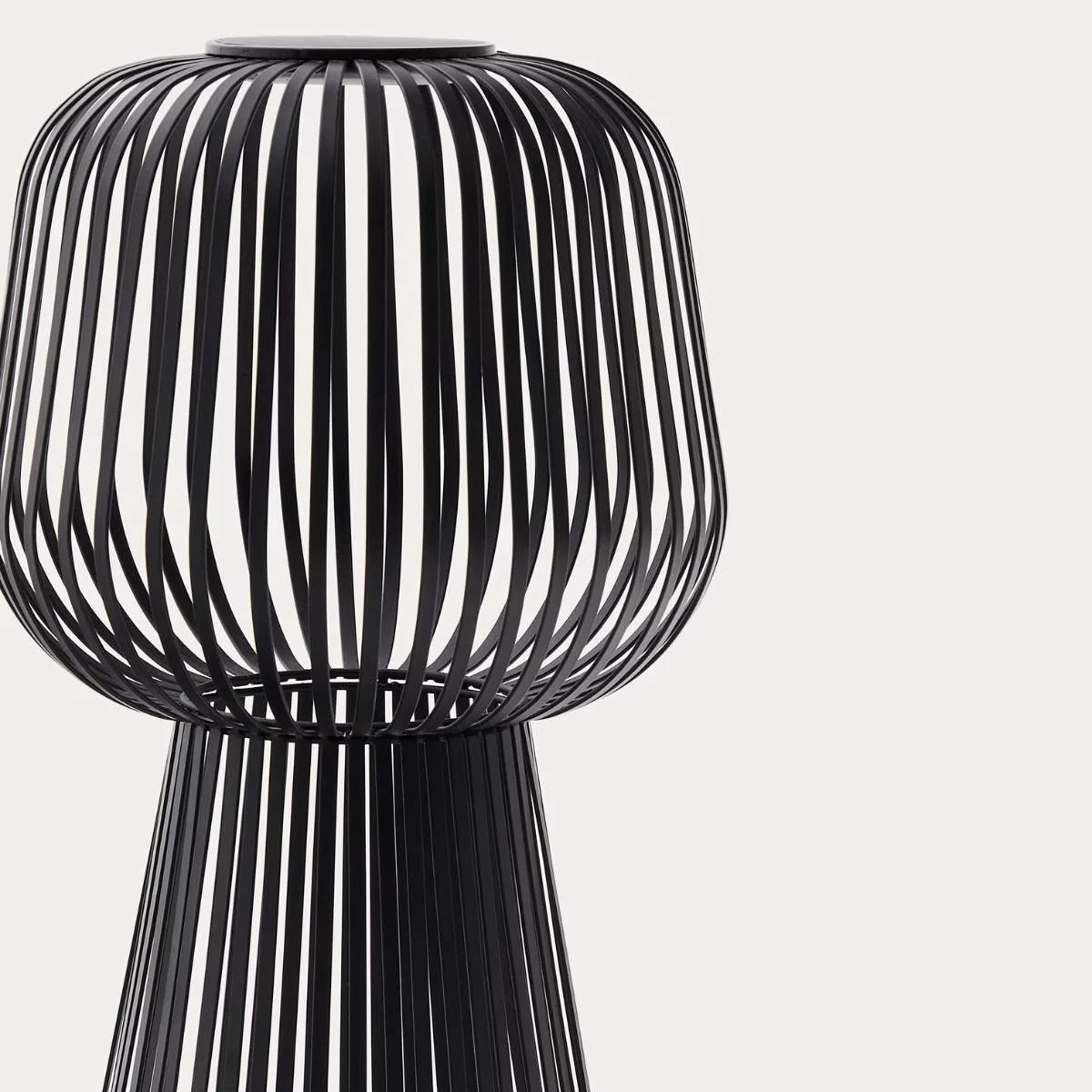 Kave Home Reiba green metal solar floor lamp - Image 7