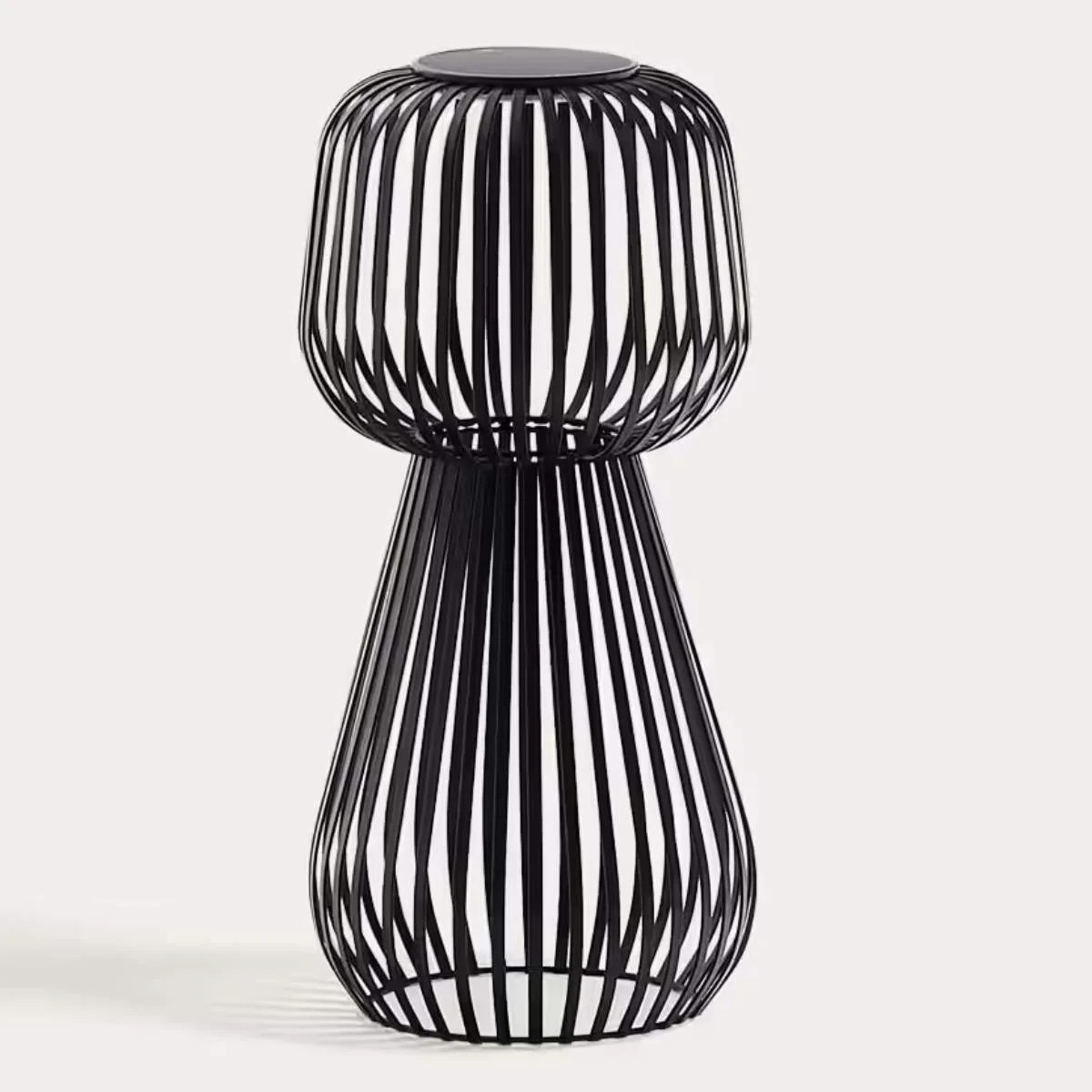 Kave Home Reiba green metal solar table lamp - Image 2