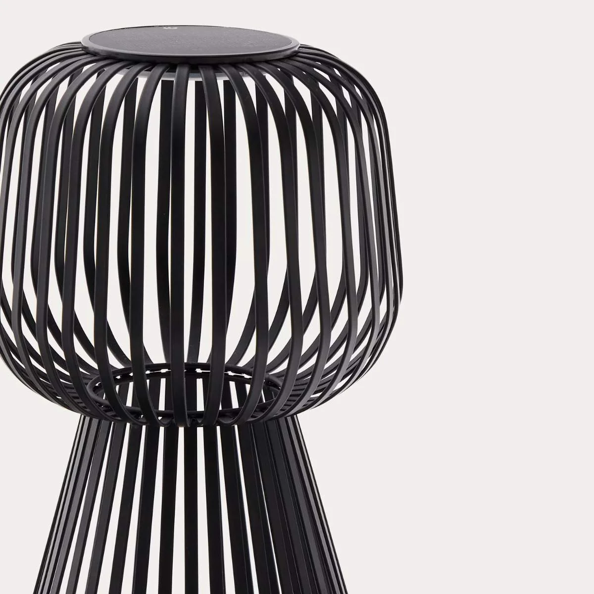 Kave Home Reiba green metal solar table lamp - Image 8