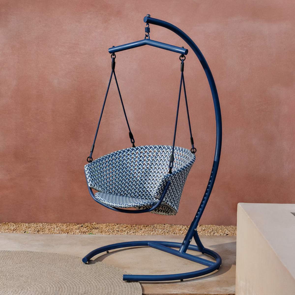 Kave Home Saliga blue hanging armchair with base in aluminium and synthetic rattan - Image 14