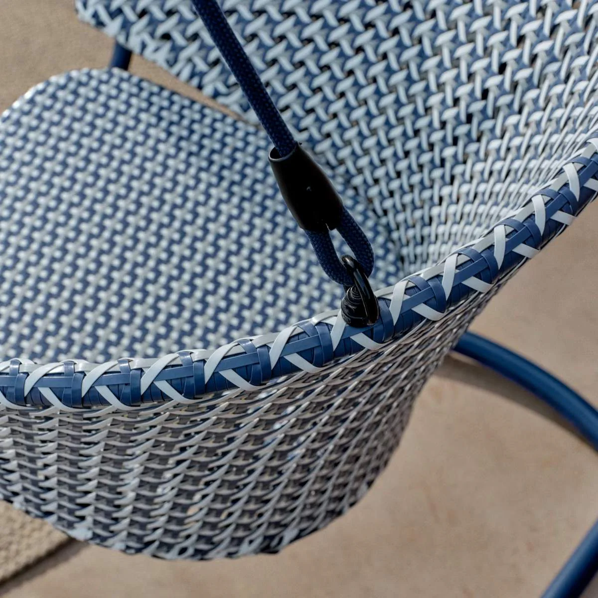Kave Home Saliga blue hanging armchair with base in aluminium and synthetic rattan - Image 16