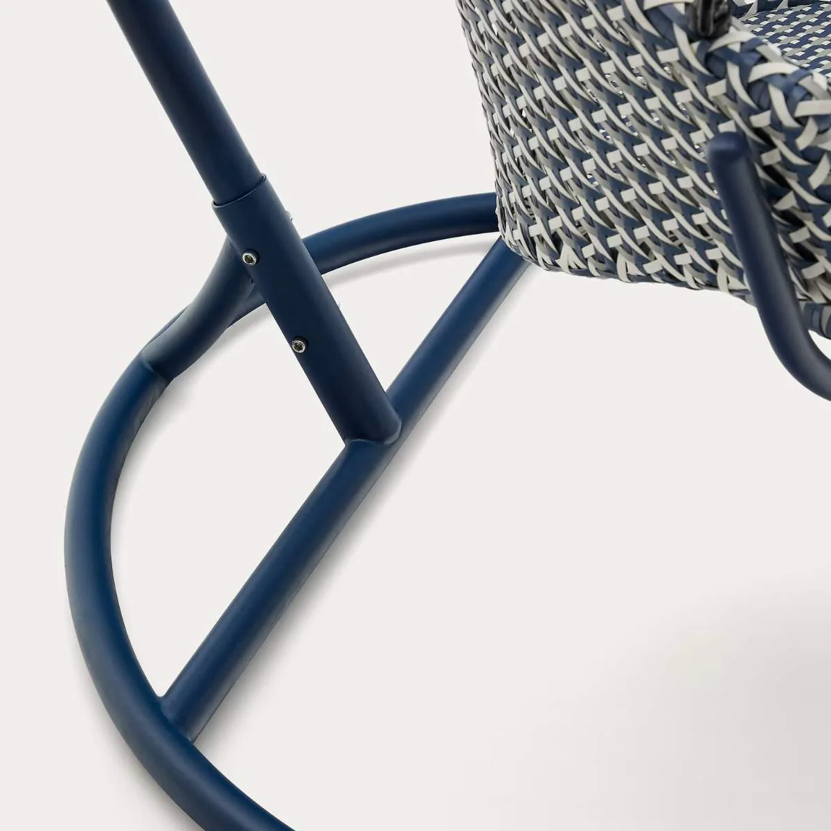 Kave Home Saliga blue hanging armchair with base in aluminium and synthetic rattan - Image 6