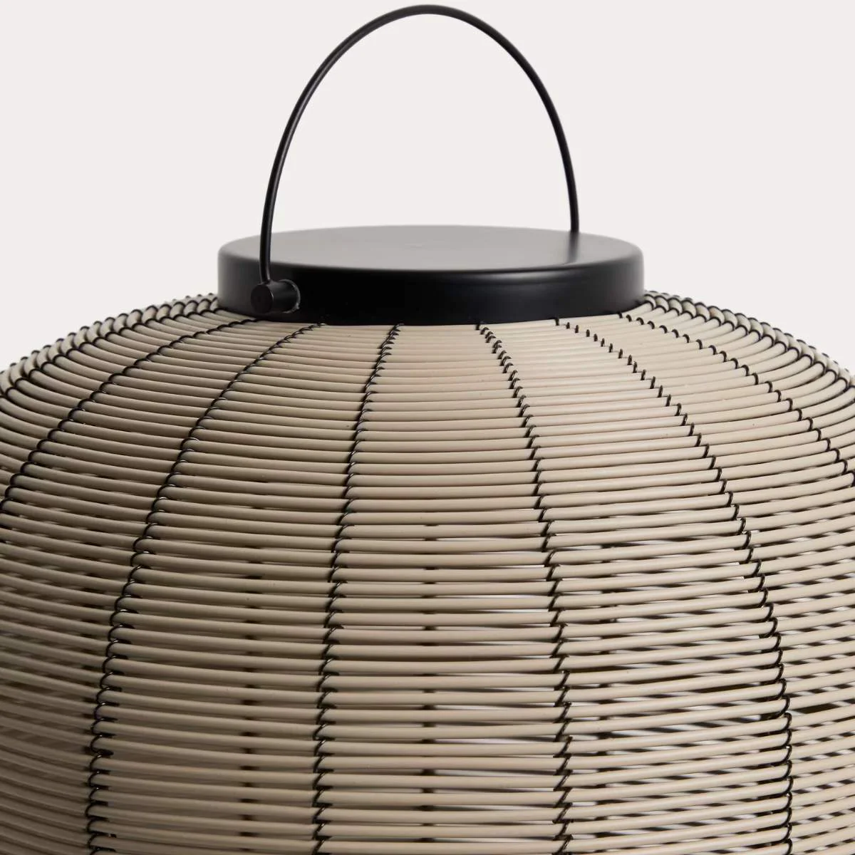 Kave Home Saranella portable LED table lamp in light grey synthetic rattan - Image 4