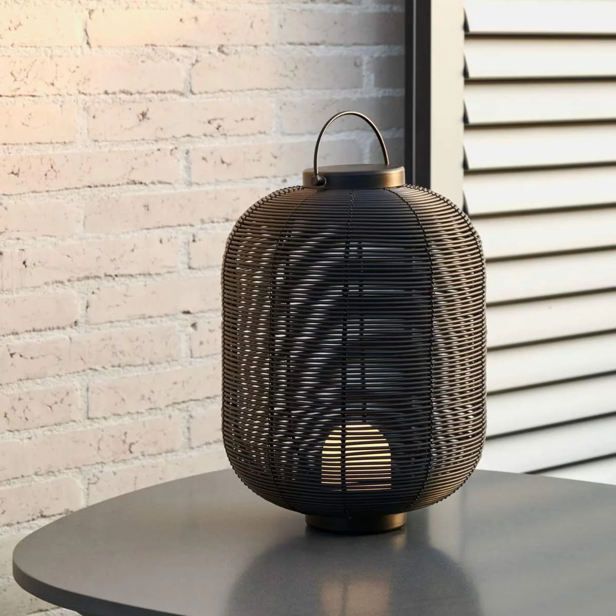 Kave Home Saranella portable table lamp in black polyrattan - Image 10