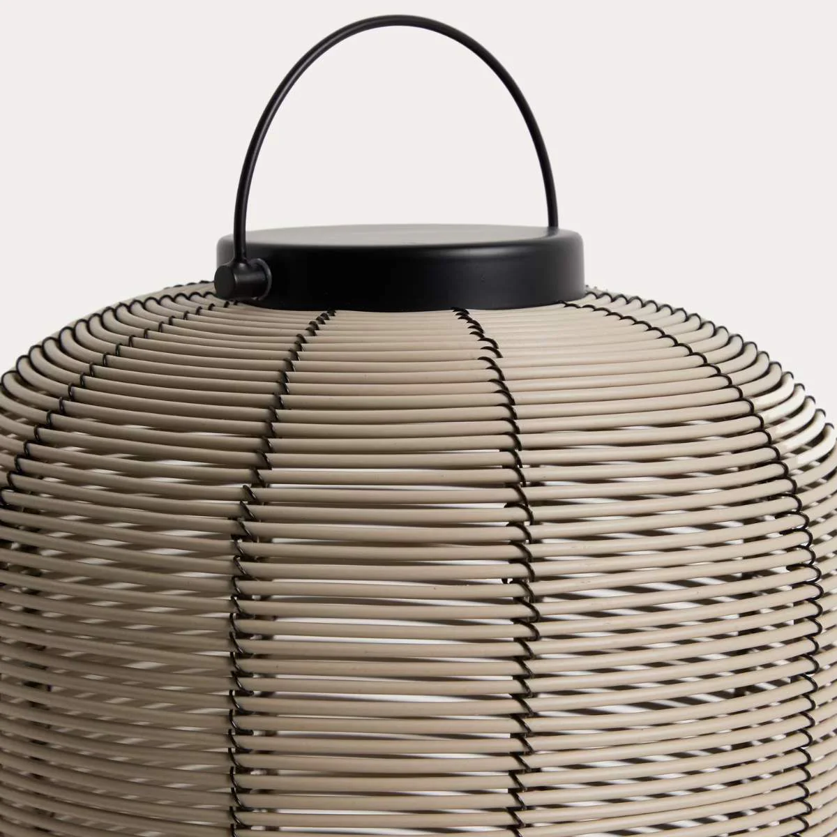 Kave Home Saranella small portable LED table lamp in light grey synthetic rattan - Image 4