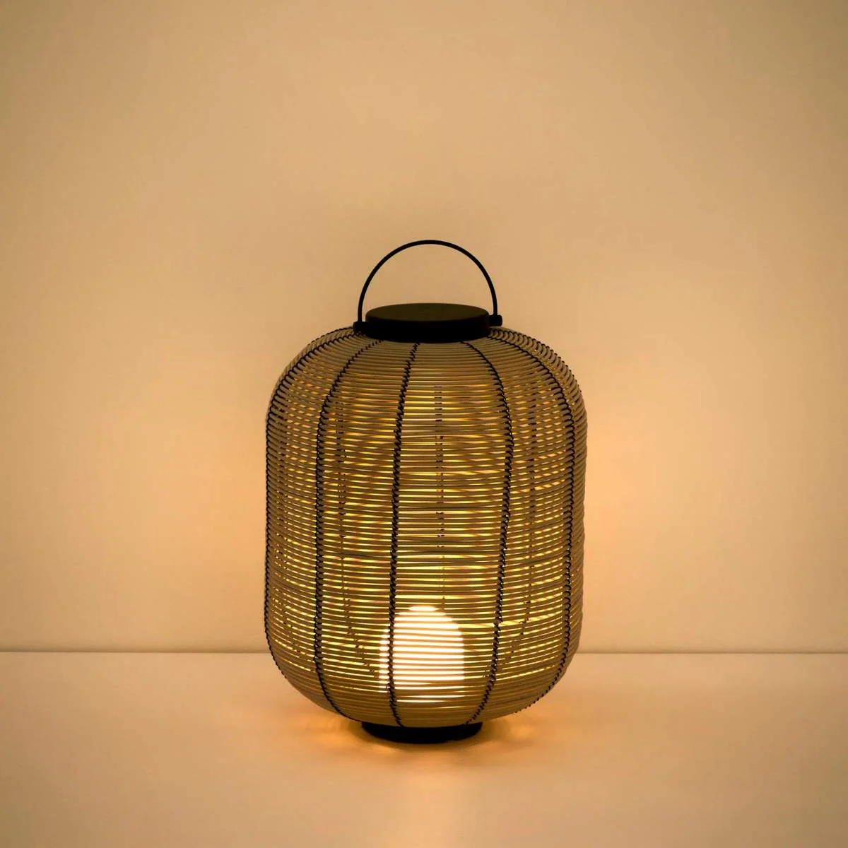 Kave Home Saranella small portable LED table lamp in light grey synthetic rattan - Image 5