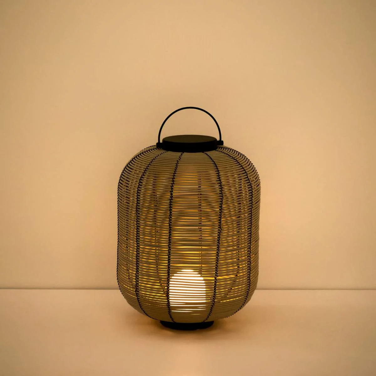 Kave Home Saranella small portable LED table lamp in light grey synthetic rattan - Image 6