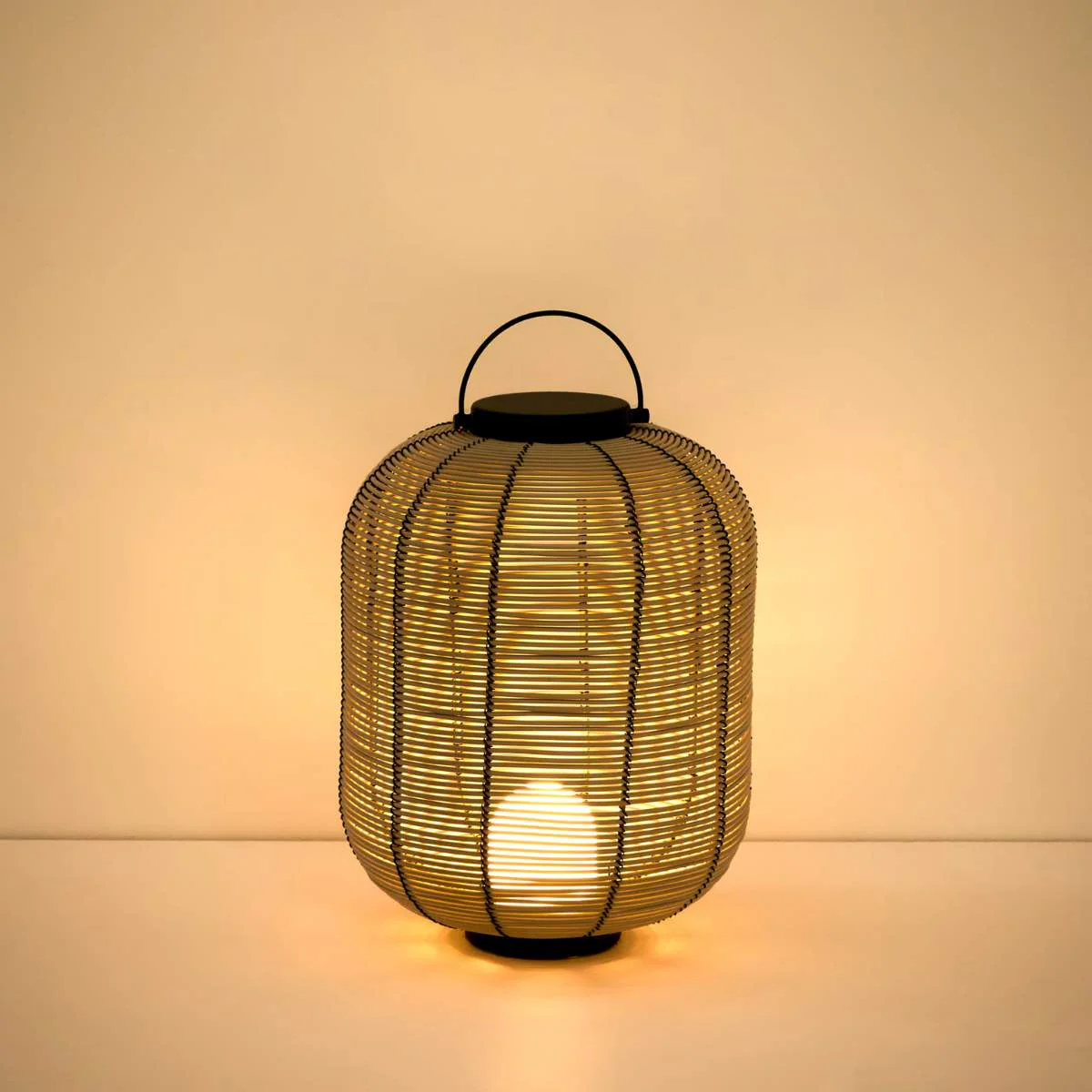 Kave Home Saranella small portable LED table lamp in light grey synthetic rattan - Image 7
