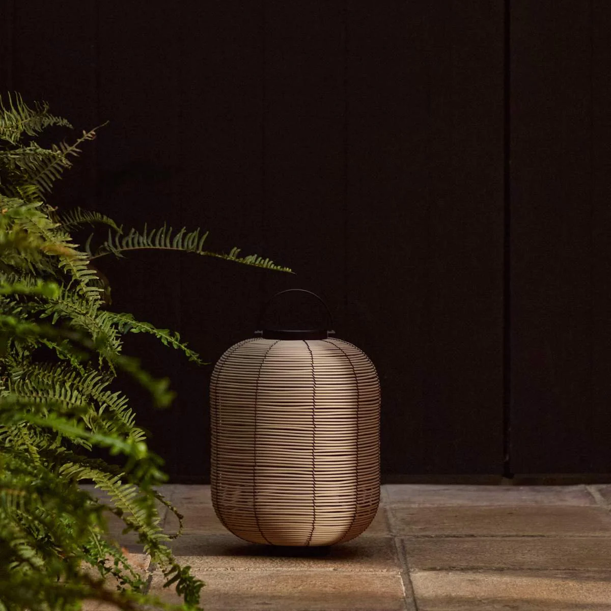 Kave Home Saranella small portable LED table lamp in light grey synthetic rattan - Image 8