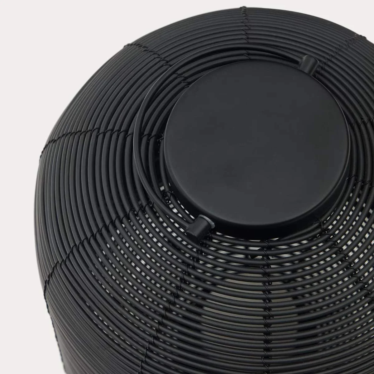 Kave Home Saranella portable table lamp in black polyrattan - Image 3