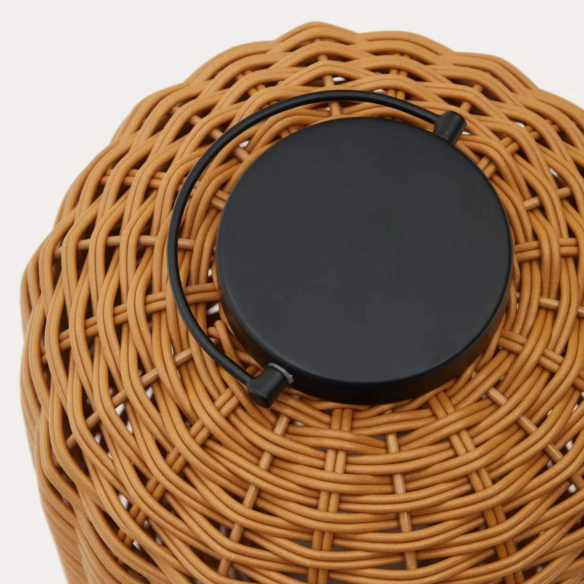 Kave Home Saranella portable table lamp in black polyrattan - Image 6