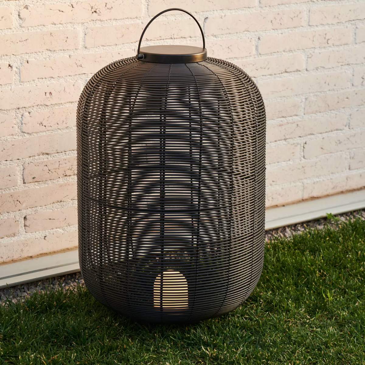 Kave Home Saranella large portable table lamp in brown polyrattan - Image 11