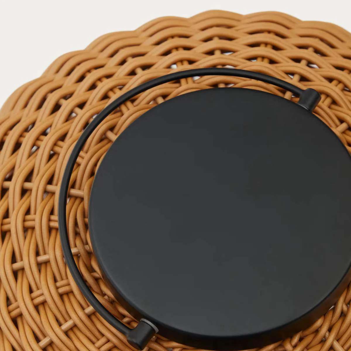 Kave Home Saranella large portable table lamp in brown polyrattan - Image 3