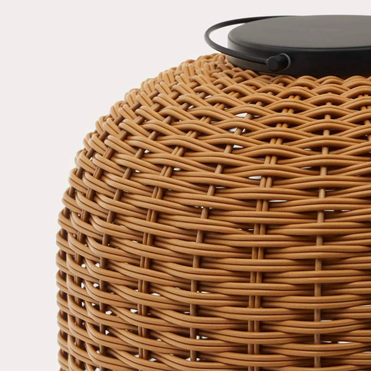 Kave Home Saranella large portable table lamp in brown polyrattan - Image 4