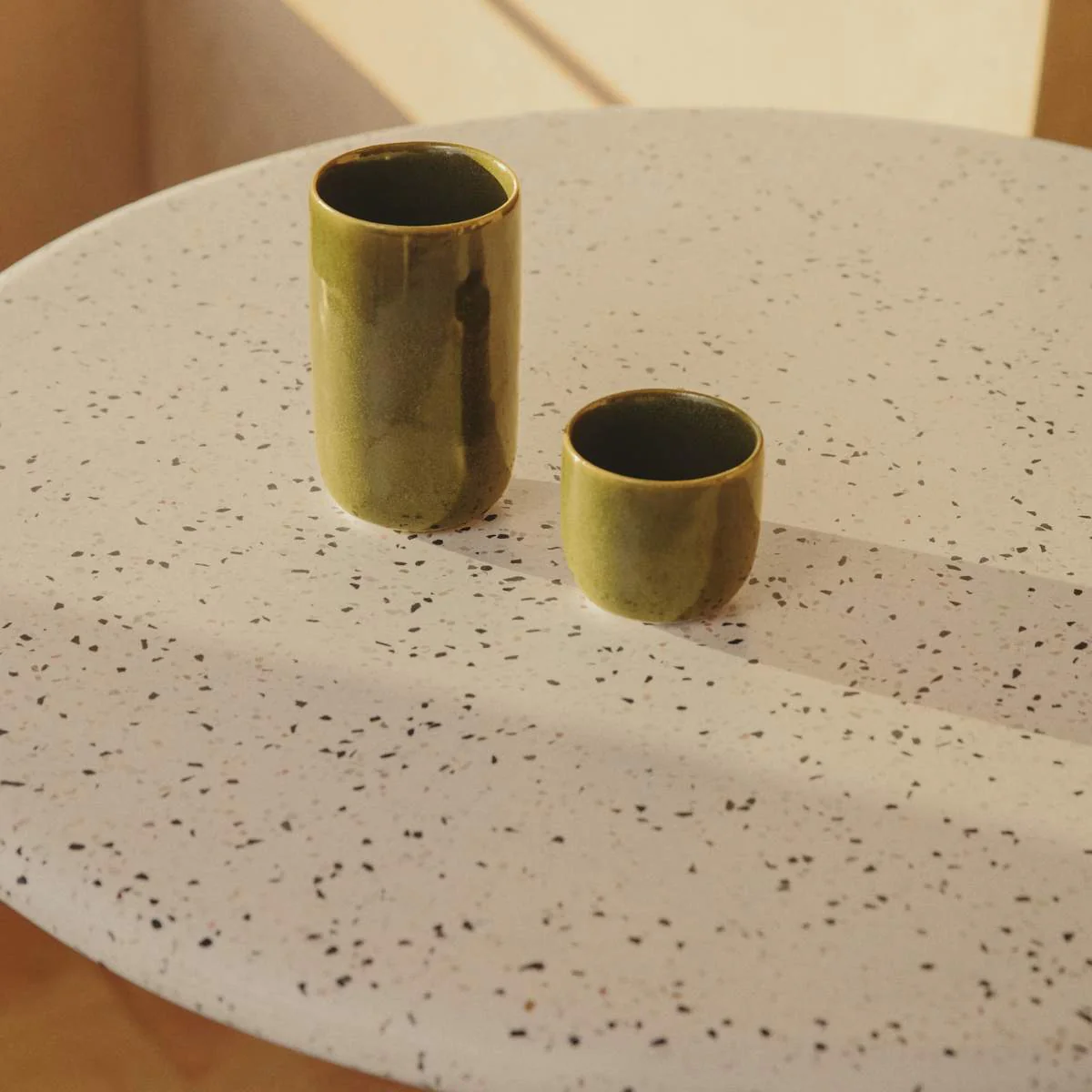 Kave Home Saura round high bar table made of black metal with a white terrazzo top, 96 x Ø70 cm - Image 7