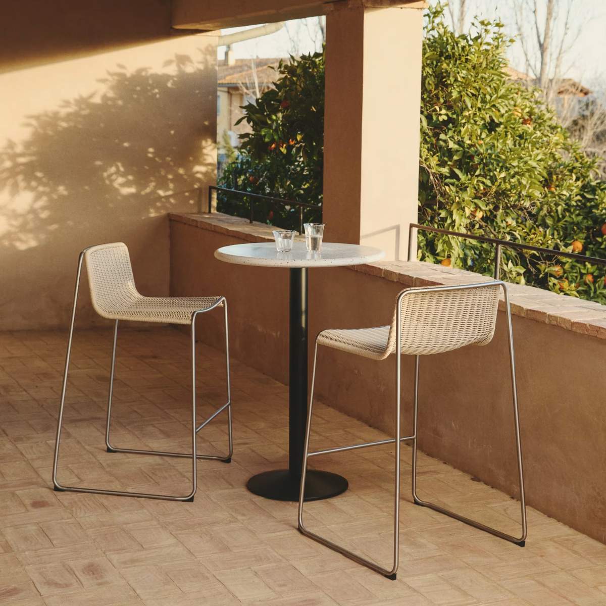 Kave Home Saura round high bar table made of black metal with a white terrazzo top, 96 x Ø70 cm - Image 9