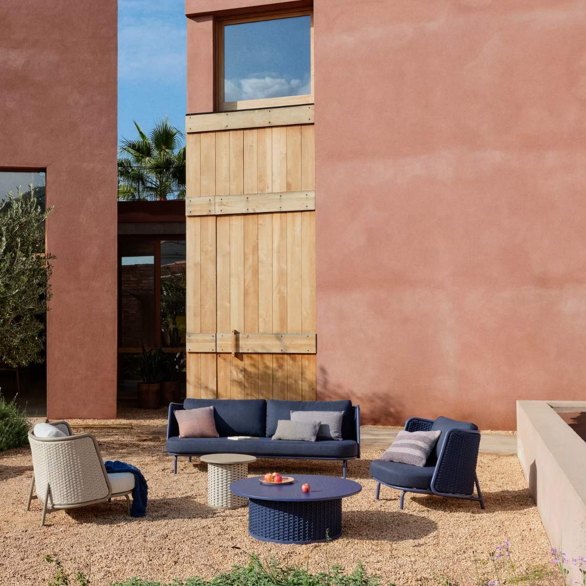 Kave Home Sedalis outdoor coffee table in aluminium with blue rope cord Ø99 cm - Image 10